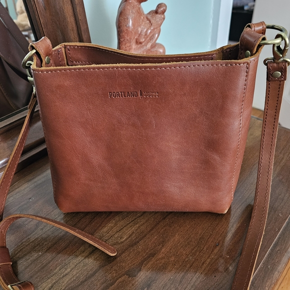 Portland Leather Triangle Shoulder Bag (Honey) w/removeable Crossbody Strap - Picture 2 of 6